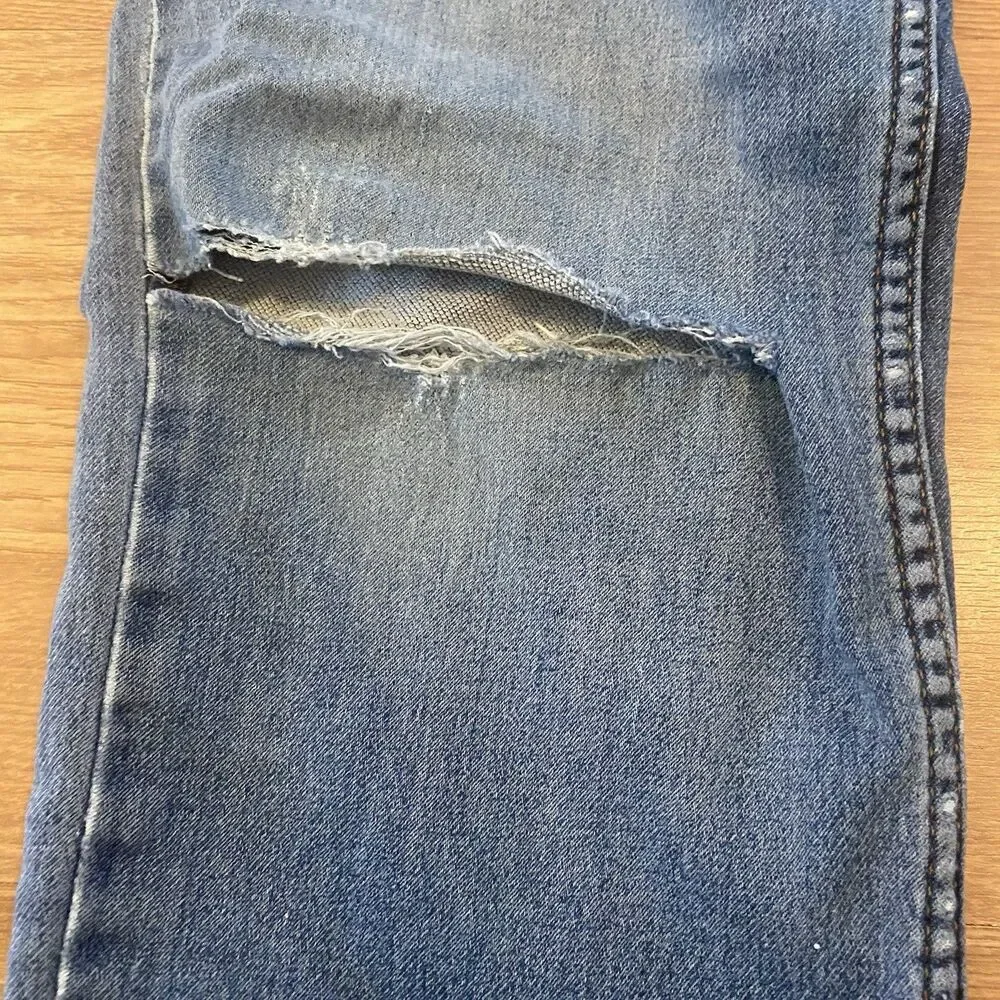 Signature Levi’s Mid Rise Straight Leg Jeans 29x30 Distressed - Picture 7 of 16
